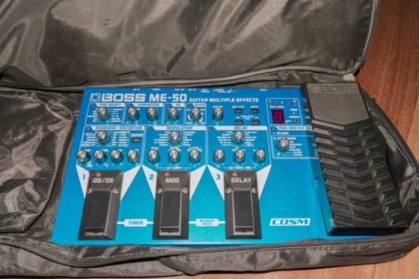 Vendo o cambio pedalera para guitarra Boss ME-50 + Funda Rockbag y caja original