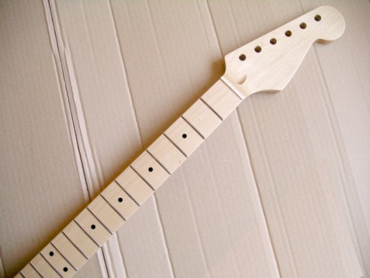 Mastil nuevo para guitarra eléctrica tipo Stratocaster.