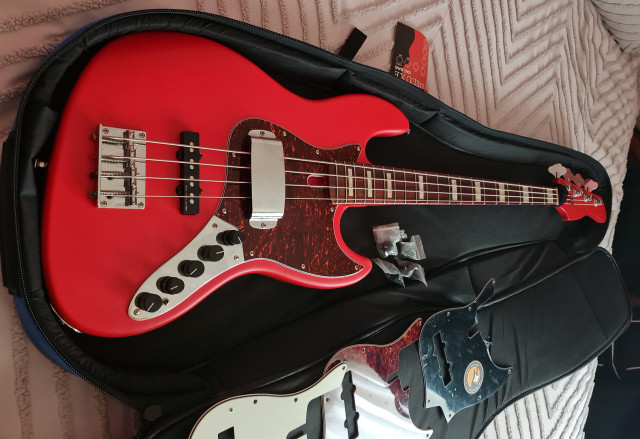Sire Marcus Miller V3 2nd Gen Red Satin Limited Edition mejorado y con extras