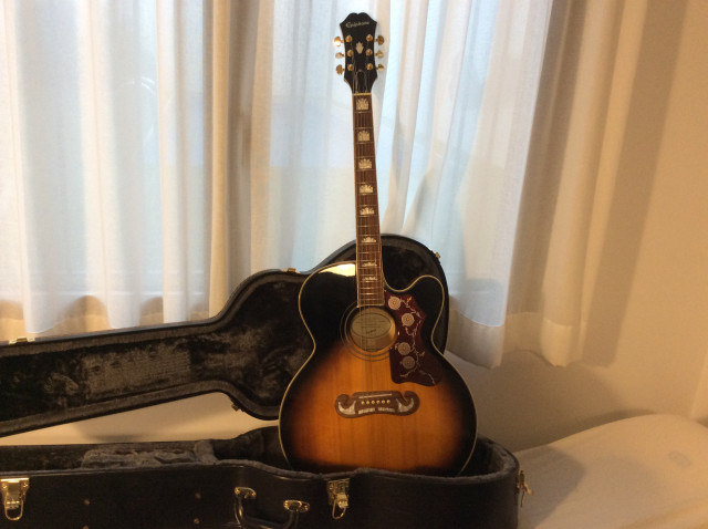 Guitarra Epiphone Jumbo J-200 EC con estuche original.