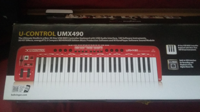 Behringer UMX490 - Teclado MIDI