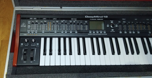 Behringer Deepmind 12 + bancos
