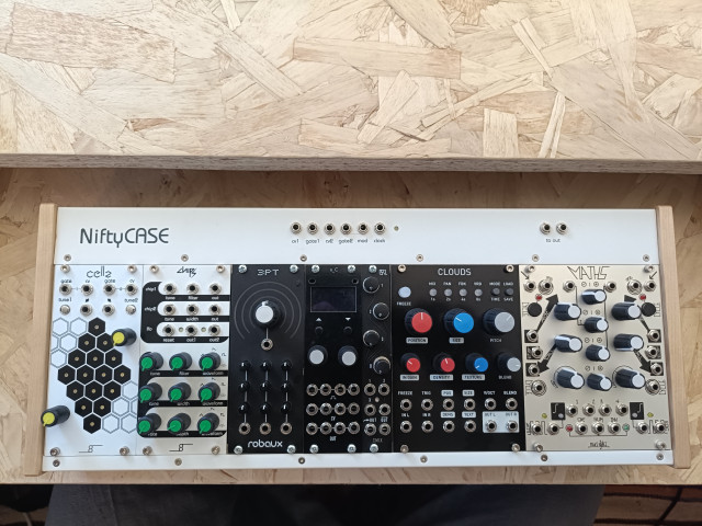 Estación Eurorack Nifty Case completa 8 módulos con Maths + Clouds