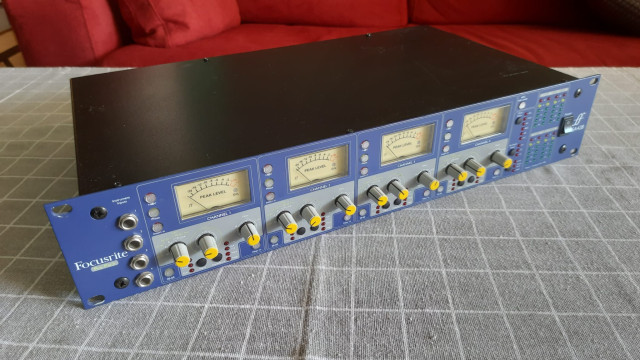 Focusrite ISA428, TLAudio 5021 y un par de micros