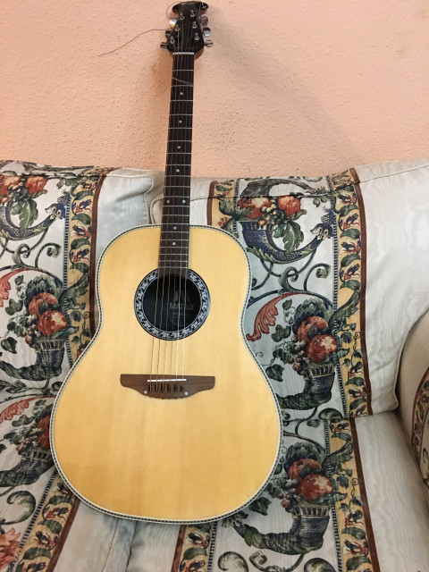 Guitarra acústica Ovation americana.
