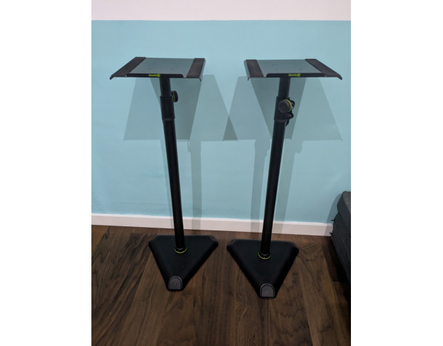 Pies de monitor Gravity SP 3202