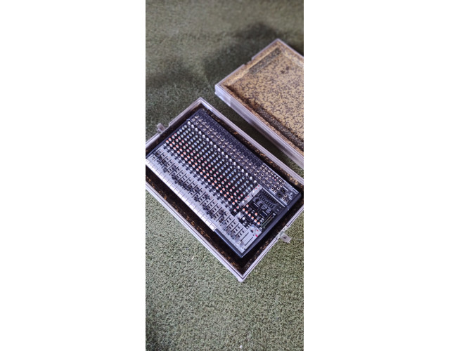 Behringer SX2442FX + flight case