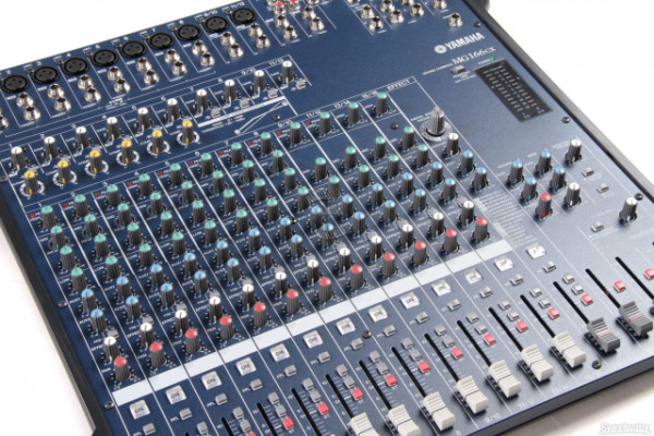 Vendo: Mesa de mezclas Yamaha 166 cx con SPX multiefectos digital
