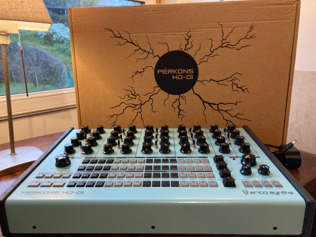 Erica Perkons por Jomox alpha base mk2