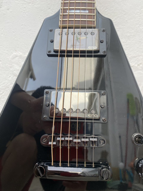 Guitarra Fazley Flying V