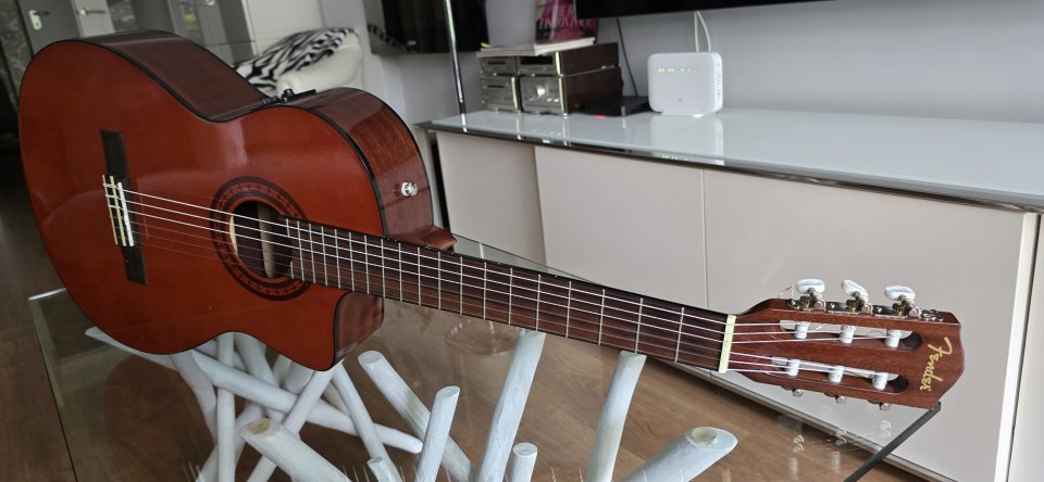 Guitarra electrificada clasica Fender de segunda mano · Foto 3 de 10 · Madrid · 190 €