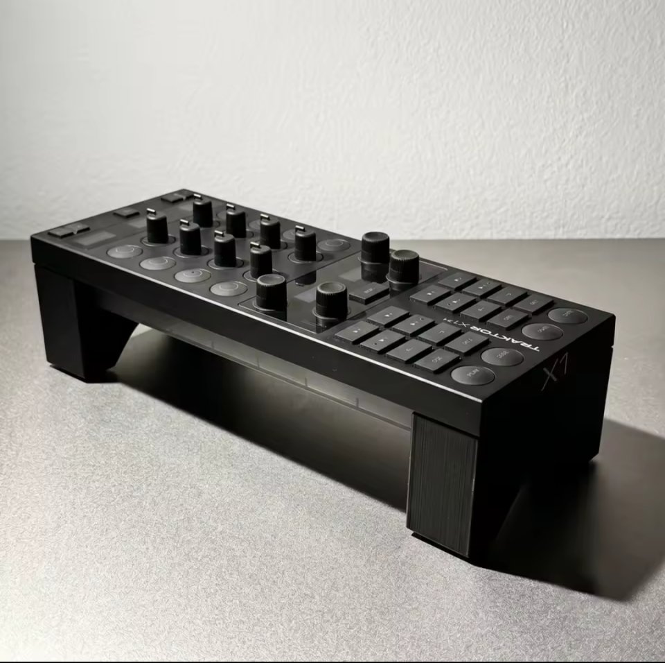 Soporte Elevador Traktor Kontrol X1 MK3 de segunda mano · Foto 6 de 6 · SC Tenerife · 20 €