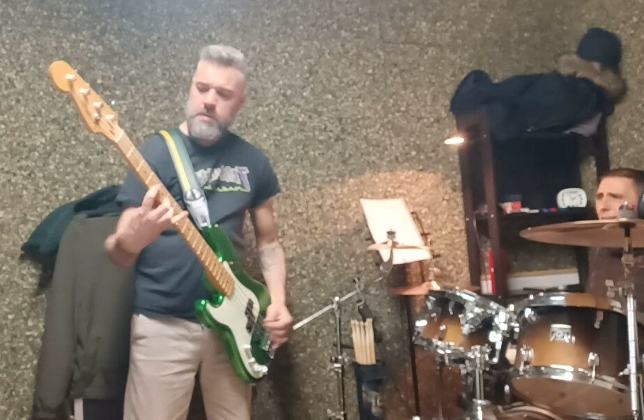 Banda de punk/stoner rock busca guitarra