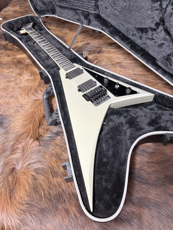 Jackson Pro Series Rhoads RRMG Satin Silver + Flight Case de segunda mano · Foto 1 de 7 · Zaragoza · 900 €