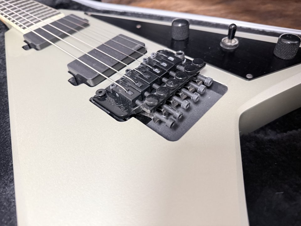Jackson Pro Series Rhoads RRMG Satin Silver + Flight Case de segunda mano · Foto 2 de 7 · Zaragoza · 900 €