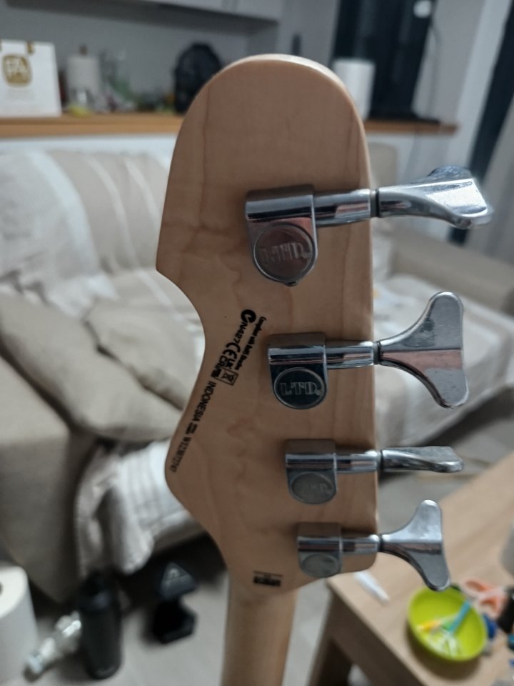 Bajo LTD AP-204 de segunda mano · Foto 2 de 4 · Granada · 300 €