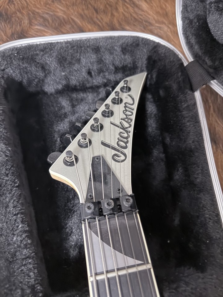 Jackson Pro Series Rhoads RRMG Satin Silver + Flight Case de segunda mano · Foto 3 de 7 · Zaragoza · 900 €