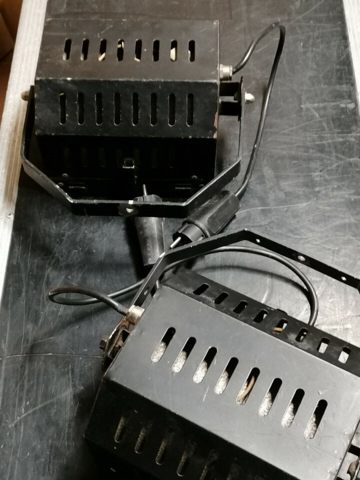 2 focos iluminación de segunda mano · Foto 3 de 5 · Madrid · 30 €