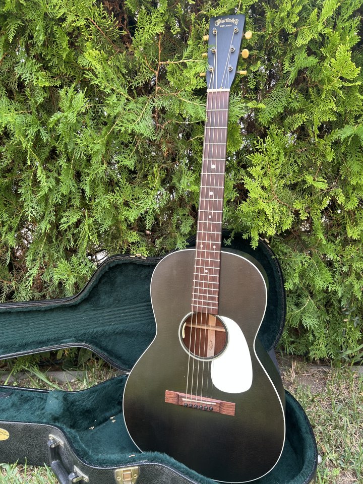 Guitarra acústica Martin 00-17S Black smoke con LR BAGGS