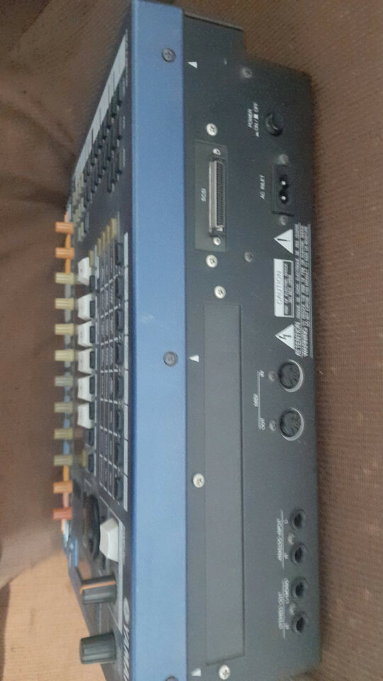 Yamaha Su 700 +usb floppy emulator VENDIDO de segunda mano · Foto 3 de 4 · Madrid · 330 €