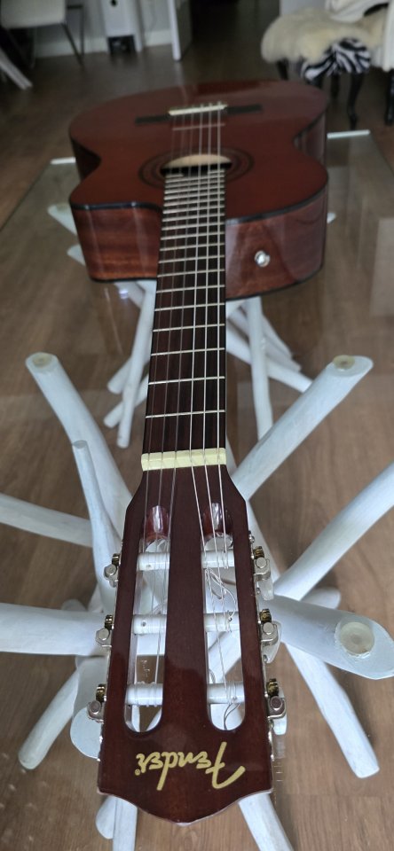 Guitarra electrificada clasica Fender de segunda mano · Foto 8 de 10 · Madrid · 190 €
