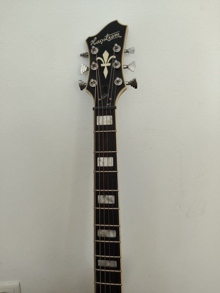 Guitarra Hagstrom Baritone de segunda mano · Foto 1 de 3 · Barcelona · 600 €