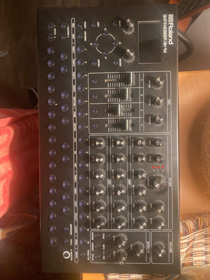 BUSCO/Pioneer XDJ-700 o superior | Tengo Roland SH4D & Arturia Microfreak de segunda mano · Foto 1 de 2 · Barcelona