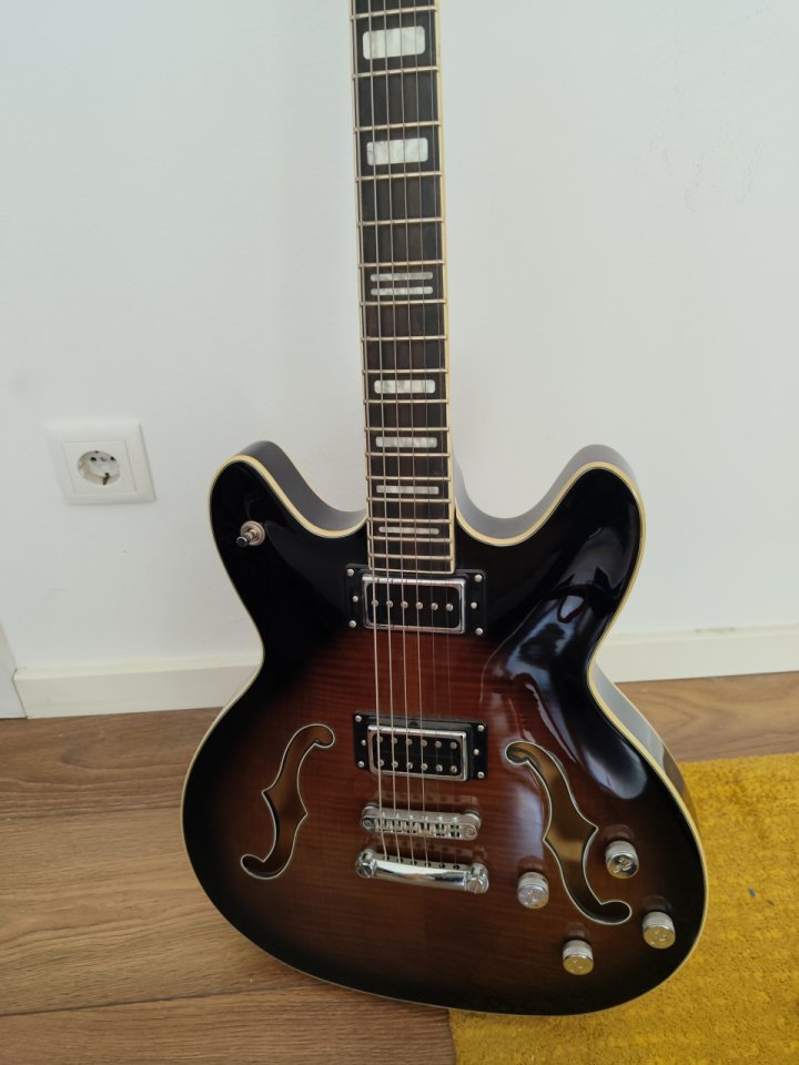 Guitarra Hagstrom Baritone de segunda mano · Foto 2 de 3 · Barcelona · 600 €