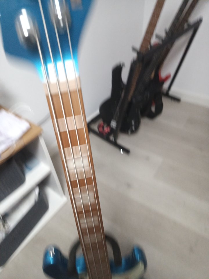 Mooer MBJ410 Bass Metal Blue de segunda mano · Foto 4 de 5 · Granada · 200 €