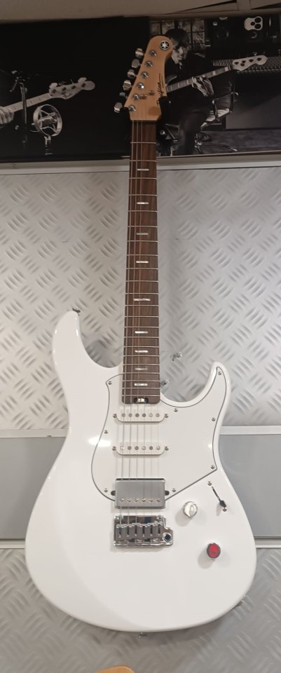 Yamaha Standard Plus Pacs + 12 Shell White Guitarra Electrica de segunda mano · Sevilla · 887 €