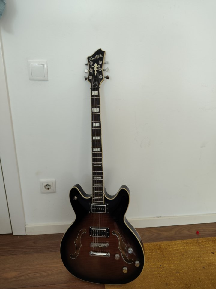Guitarra Hagstrom Baritone de segunda mano · Foto 3 de 3 · Barcelona · 600 €