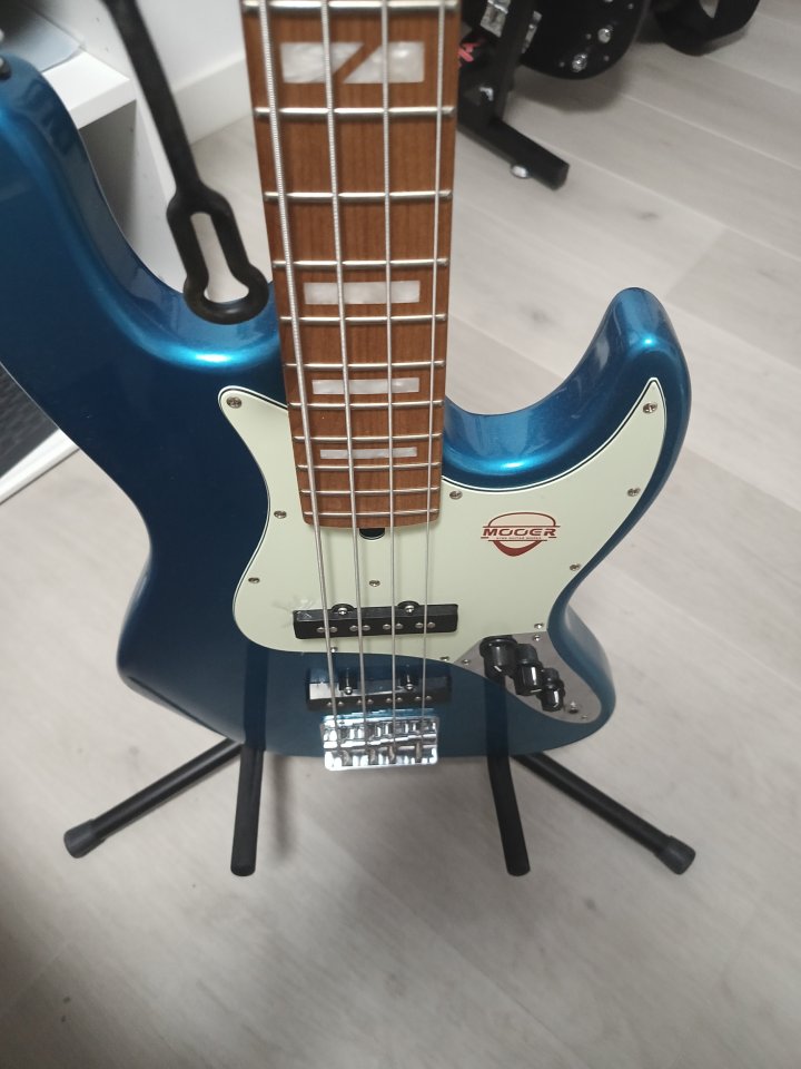 Mooer MBJ410 Bass Metal Blue de segunda mano · Foto 5 de 5 · Granada · 200 €