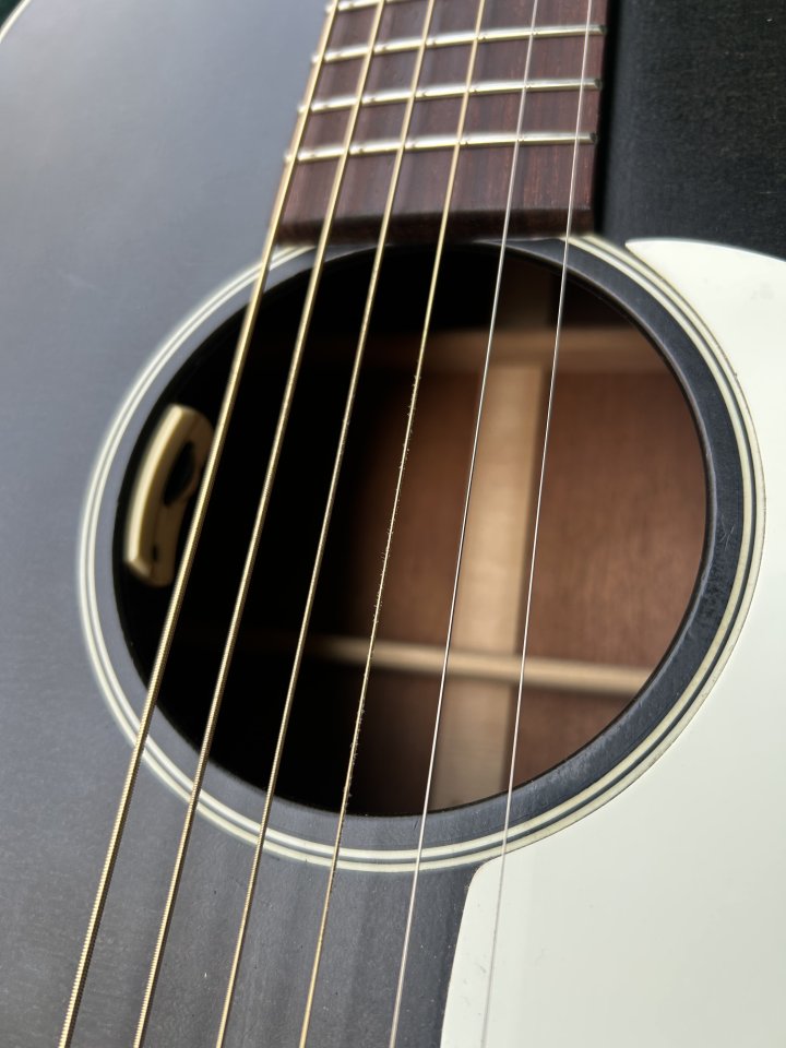 Rebaja! Guitarra acústica Martin 00-17S Black smoke con LR BAGGS