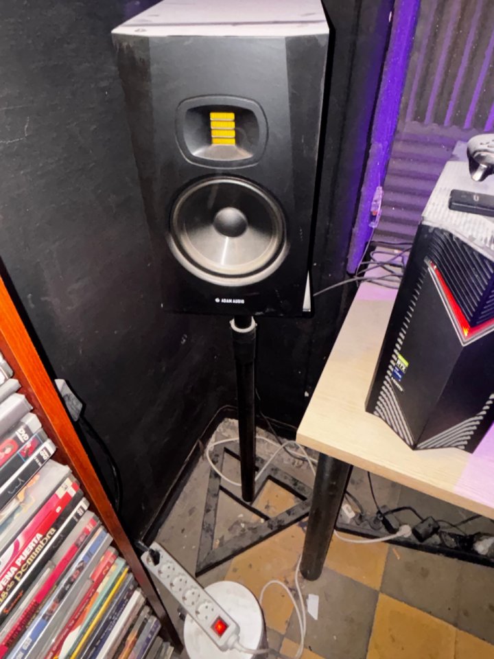 monitores adam audio T7V con soportes de segunda mano · Foto 3 de 3 · Barcelona · 400 €