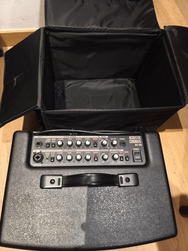 Roland ac60 acústico de segunda mano · Foto 3 de 4 · Barcelona · 350 €