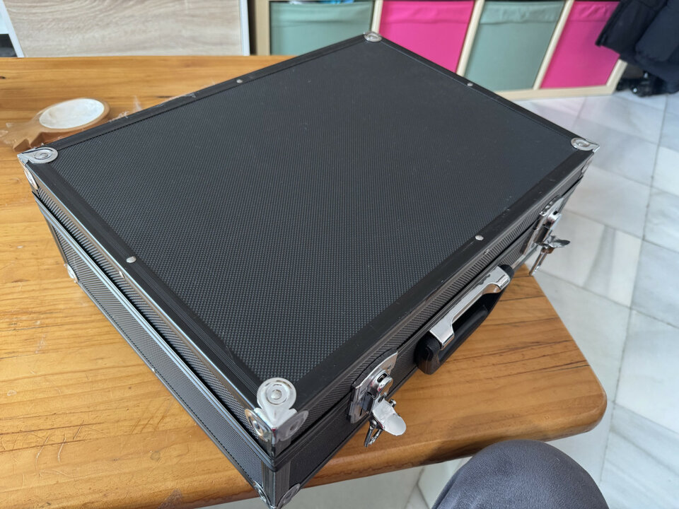 Maleta mattebox , filtros más accesorios por guitarra Jazzmaster …..