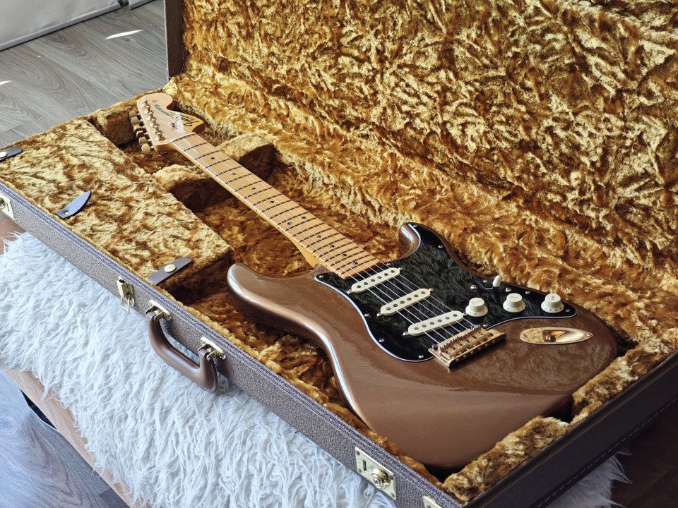 Fender Bruno Mars Signature Stratocaster 2023 - Mars Mocha de segunda mano · Foto 1 de 10 · Madrid · 2999 €