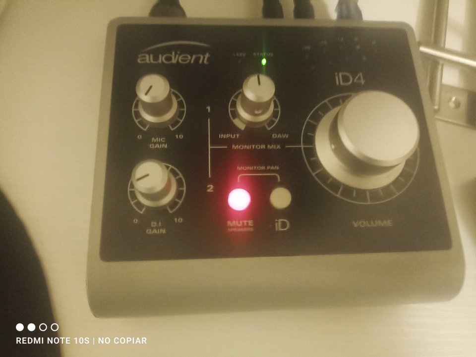 Audient iD4 - Interfaz USB de Audio Profesional (Cuerpo de Metal) de segunda mano · Foto 4 de 10 · Girona · 89 €