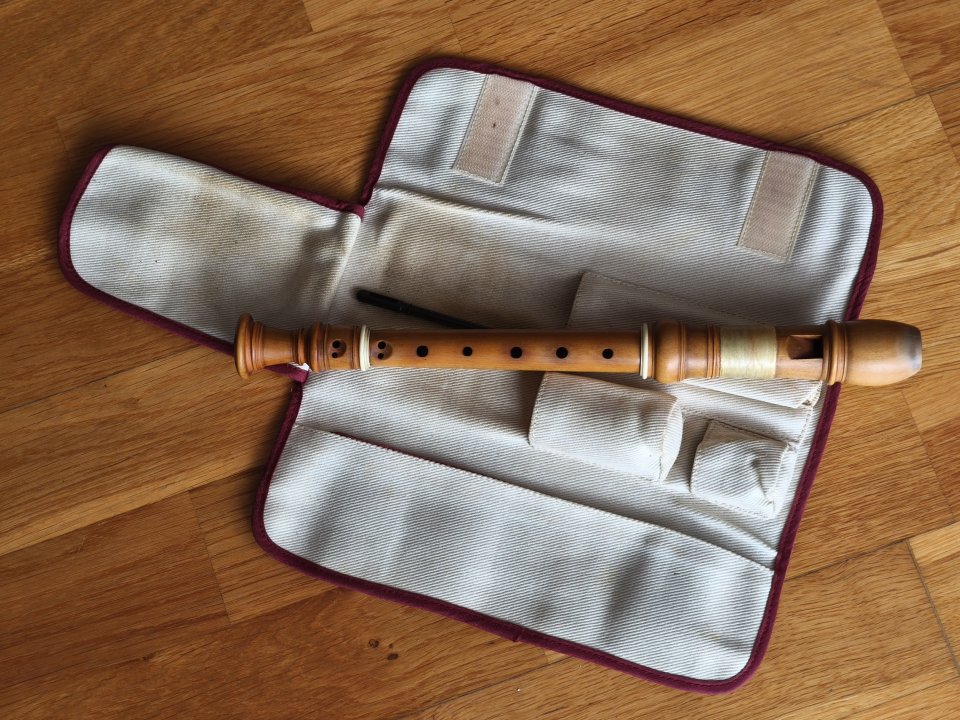 Flauta de pico antigua Moeck de madera con estuche de segunda mano · Foto 2 de 3 · Barcelona · 48 €