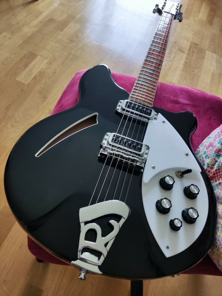 /CAMBIO/ Rickenbacker 360 Jetglo de segunda mano · Foto 10 de 10 · Madrid · 2250 €