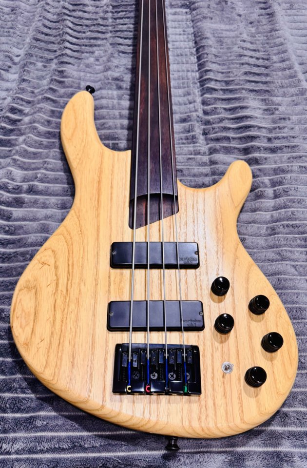 Cort B4 Plus Fretless AS Open Pore Natural de segunda mano · Foto 2 de 7 · SC Tenerife · 400 €