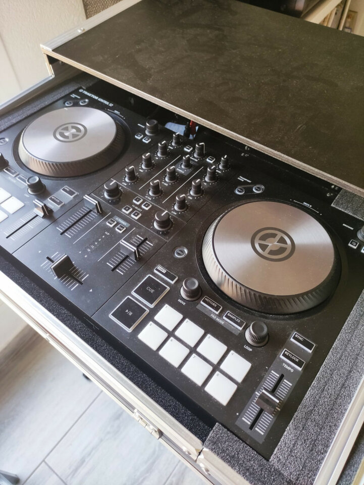 Traktor Kontrol S2 MK3 + Thon Case NI Traktor S2 MK3 shelf