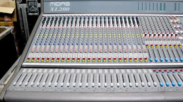 Mesa de mezclas MIDAS XL200