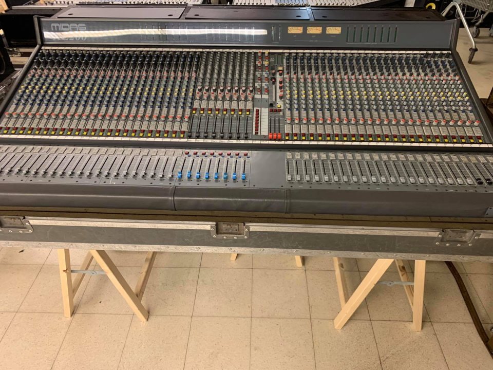 Mesa de mezclas MIDAS XL200