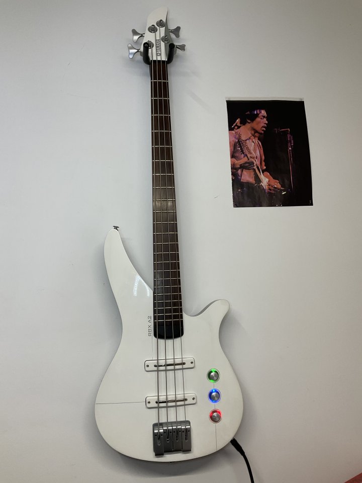 Bajo YAMAHA RBX A2