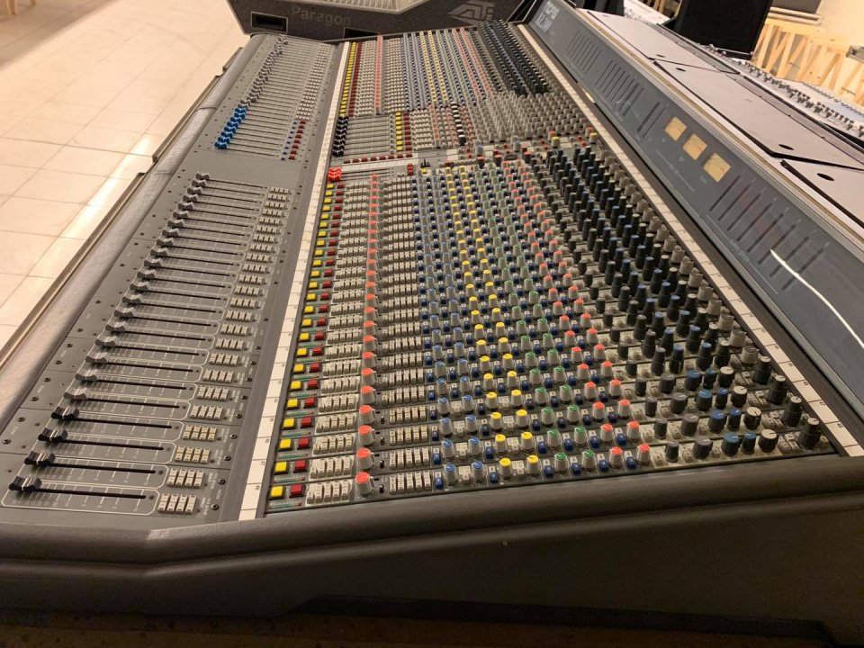 Mesa de mezclas MIDAS XL200