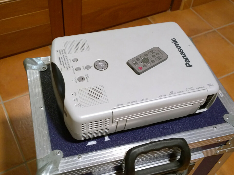 Proyector Panasonic PT-L512E + bolsa transporte