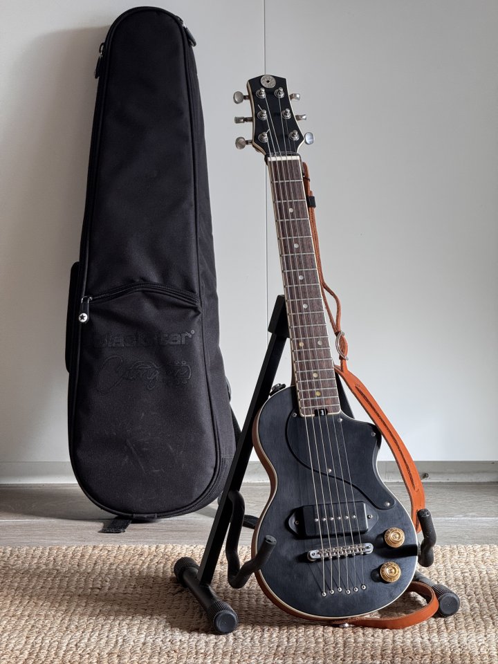 Guitarra de viaje "carry-on" de Blackstar mejorada con P90 y USA elect