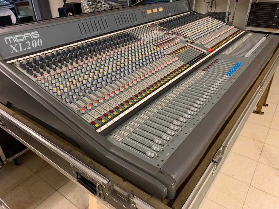 Mesa de mezclas MIDAS XL200