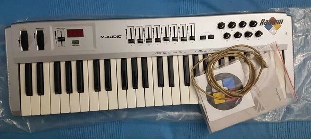 Teclado midi M Audio Radium 49